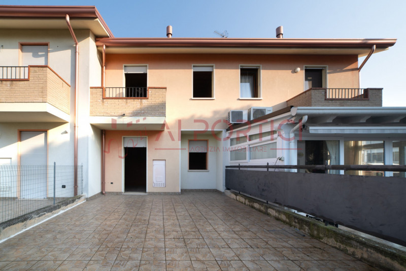 PIOVE DI SACCO - Porzione di VILLETTA di mezzo terminata esternamente e grezza all'interno con po...