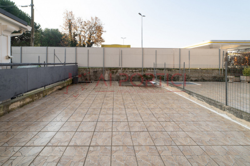 PIOVE DI SACCO - Porzione di VILLETTA di mezzo terminata esternamente e grezza all'interno con po...