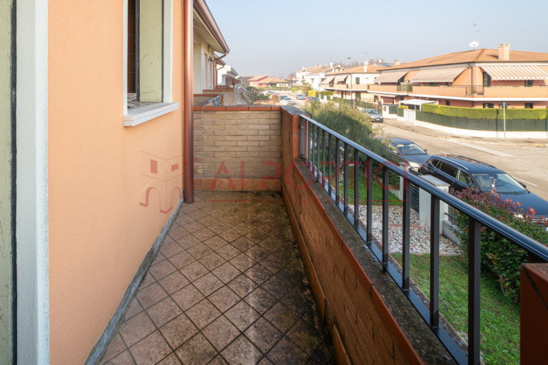 PIOVE DI SACCO - Porzione di VILLETTA di mezzo terminata esternamente e grezza all'interno con po...