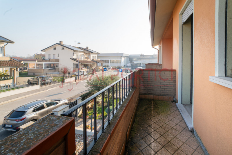 PIOVE DI SACCO - Porzione di VILLETTA di mezzo terminata esternamente e grezza all'interno con po...