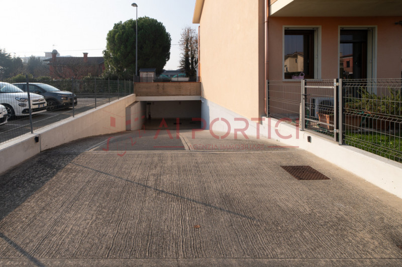 PIOVE DI SACCO - Porzione di VILLETTA di mezzo terminata esternamente e grezza all'interno con po...