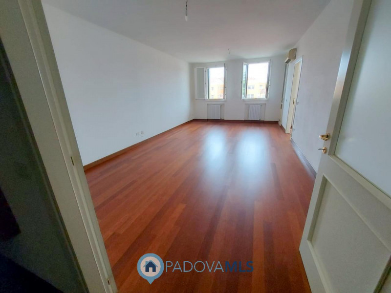 Immobile in esclusiva al Gruppo Padova MLS
PRATO DELLA VALLE: OTTIMO APPARTAMENTO SU DUE LIVELLI ...