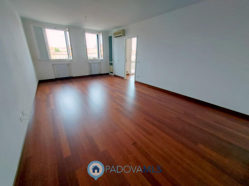 Immobile in esclusiva al Gruppo Padova MLS
PRATO DELLA VALLE: OTTIMO APPARTAMENTO SU DUE LIVELLI ...
