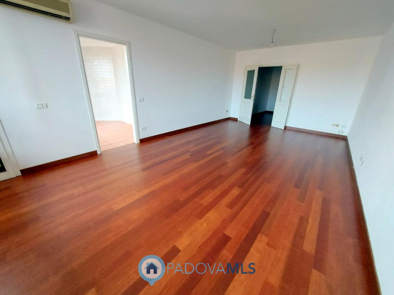 Immobile in esclusiva al Gruppo Padova MLS
PRATO DELLA VALLE: OTTIMO APPARTAMENTO SU DUE LIVELLI ...