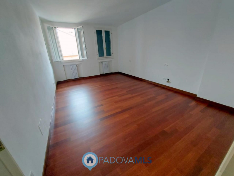 Immobile in esclusiva al Gruppo Padova MLS
PRATO DELLA VALLE: OTTIMO APPARTAMENTO SU DUE LIVELLI ...