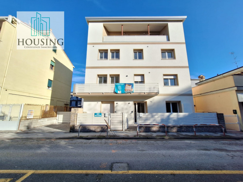 Proponiamo in vendita un appartamento tricamere situato nel Comune di Abano Terme, a pochi passi ...