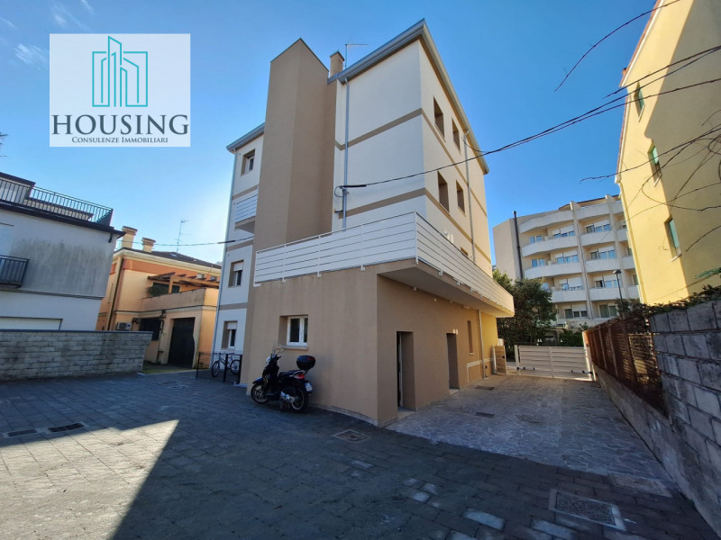 Proponiamo in vendita un appartamento tricamere situato nel Comune di Abano Terme, a pochi passi ...