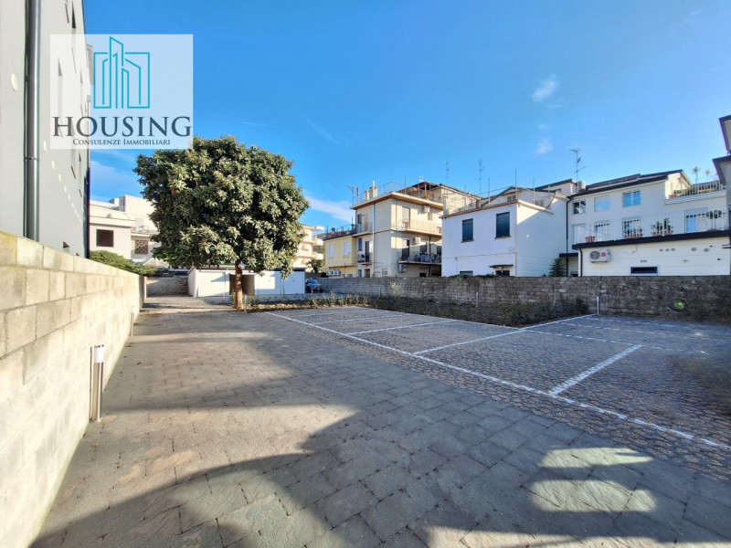 Proponiamo in vendita un appartamento tricamere situato nel Comune di Abano Terme, a pochi passi ...