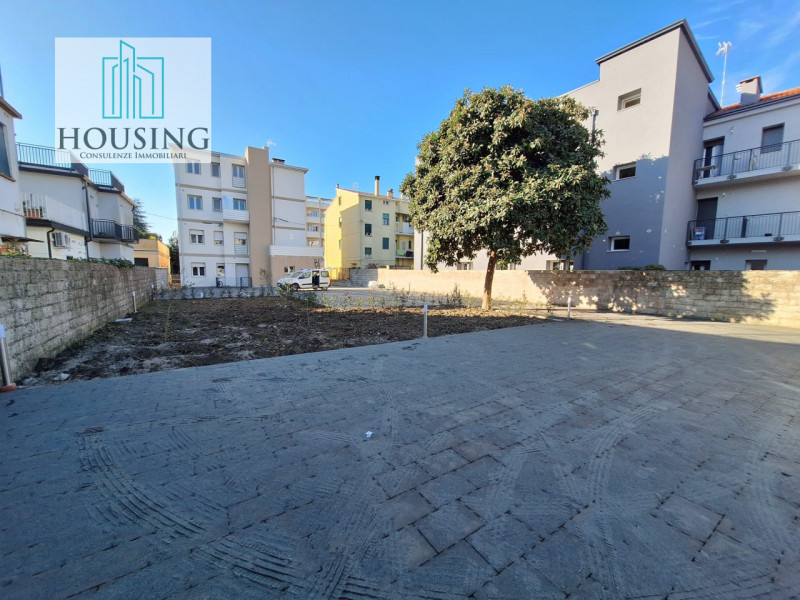 Proponiamo in vendita un appartamento tricamere situato nel Comune di Abano Terme, a pochi passi ...