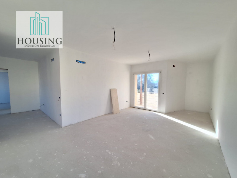 Proponiamo attico in un condominio ristrutturato a nuovo. 
Ad Abano Terme, zona Sacro Cuore, l'un...