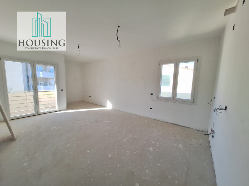 Proponiamo attico in un condominio ristrutturato a nuovo. 
Ad Abano Terme, zona Sacro Cuore, l'un...