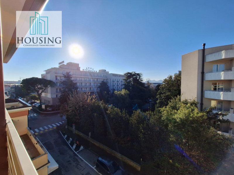 Proponiamo attico in un condominio ristrutturato a nuovo. 
Ad Abano Terme, zona Sacro Cuore, l'un...