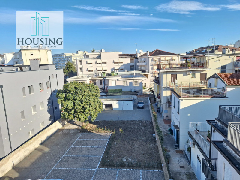 Proponiamo attico in un condominio ristrutturato a nuovo. 
Ad Abano Terme, zona Sacro Cuore, l'un...