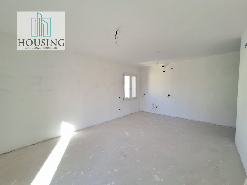 Proponiamo attico in un condominio ristrutturato a nuovo. 
Ad Abano Terme, zona Sacro Cuore, l'un...