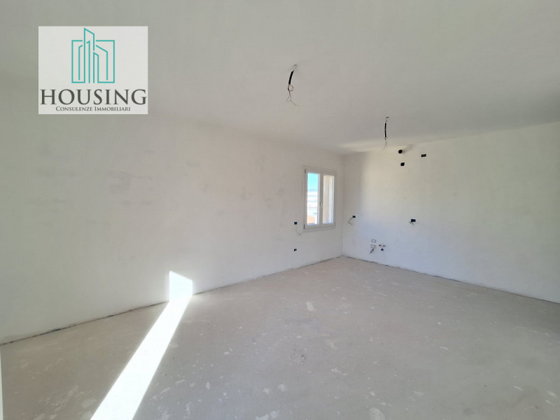 Proponiamo attico in un condominio ristrutturato a nuovo. 
Ad Abano Terme, zona Sacro Cuore, l'un...