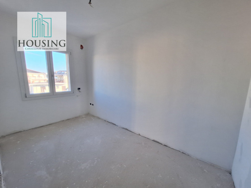 Proponiamo attico in un condominio ristrutturato a nuovo. 
Ad Abano Terme, zona Sacro Cuore, l'un...