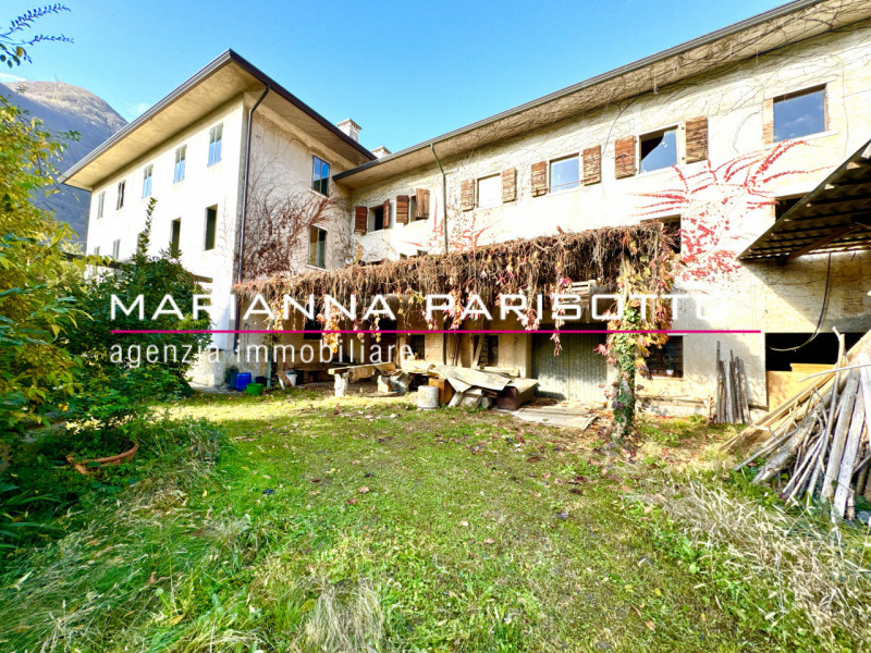 Nel cuore pulsante di Solagna, proponiamo in vendita un'antica proprietà esclusiva che racconta s...