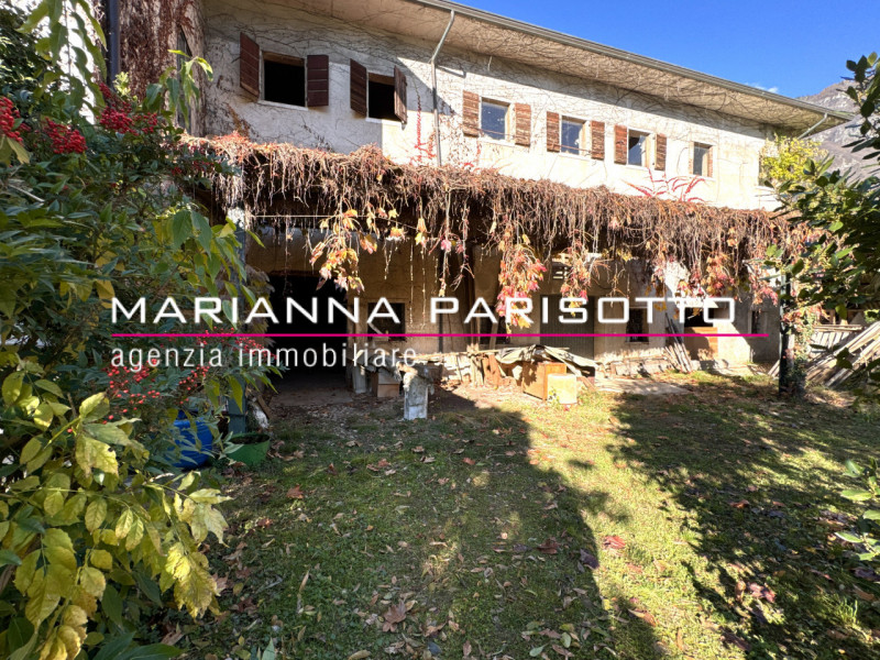 Nel cuore pulsante di Solagna, proponiamo in vendita un'antica proprietà esclusiva che racconta s...