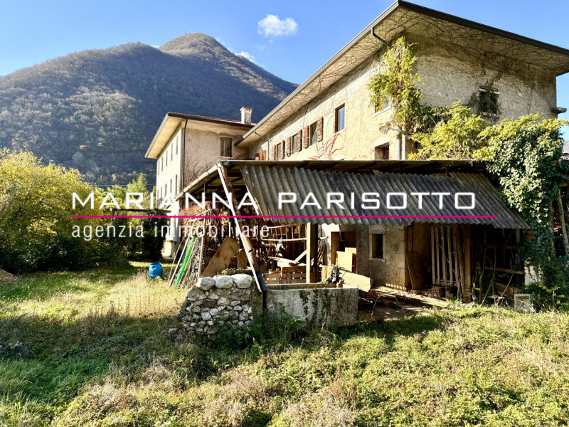 Nel cuore pulsante di Solagna, proponiamo in vendita un'antica proprietà esclusiva che racconta s...