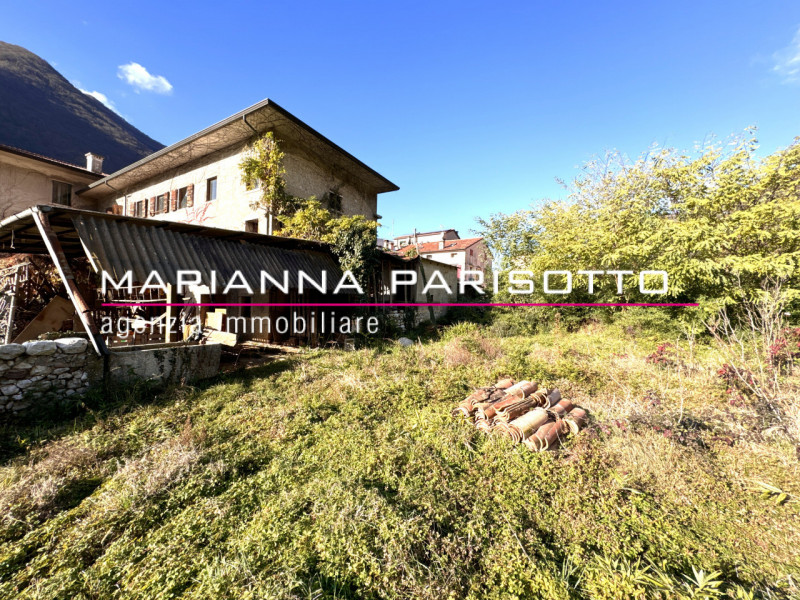 Nel cuore pulsante di Solagna, proponiamo in vendita un'antica proprietà esclusiva che racconta s...