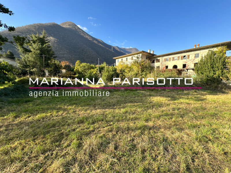 Nel cuore pulsante di Solagna, proponiamo in vendita un'antica proprietà esclusiva che racconta s...