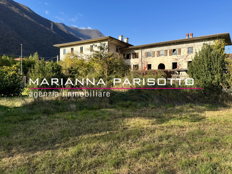 Nel cuore pulsante di Solagna, proponiamo in vendita un'antica proprietà esclusiva che racconta s...