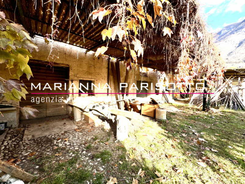 Nel cuore pulsante di Solagna, proponiamo in vendita un'antica proprietà esclusiva che racconta s...