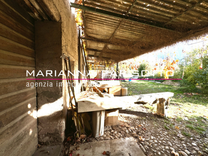 Nel cuore pulsante di Solagna, proponiamo in vendita un'antica proprietà esclusiva che racconta s...