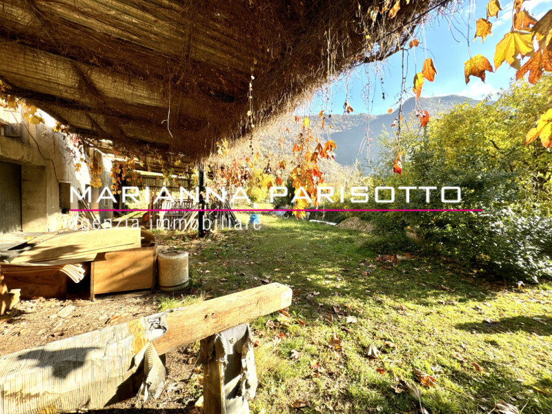 Nel cuore pulsante di Solagna, proponiamo in vendita un'antica proprietà esclusiva che racconta s...