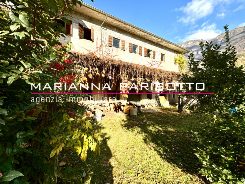 Nel cuore pulsante di Solagna, proponiamo in vendita un'antica proprietà esclusiva che racconta s...