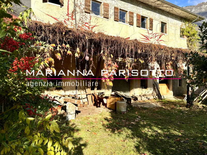 Nel cuore pulsante di Solagna, proponiamo in vendita un'antica proprietà esclusiva che racconta s...