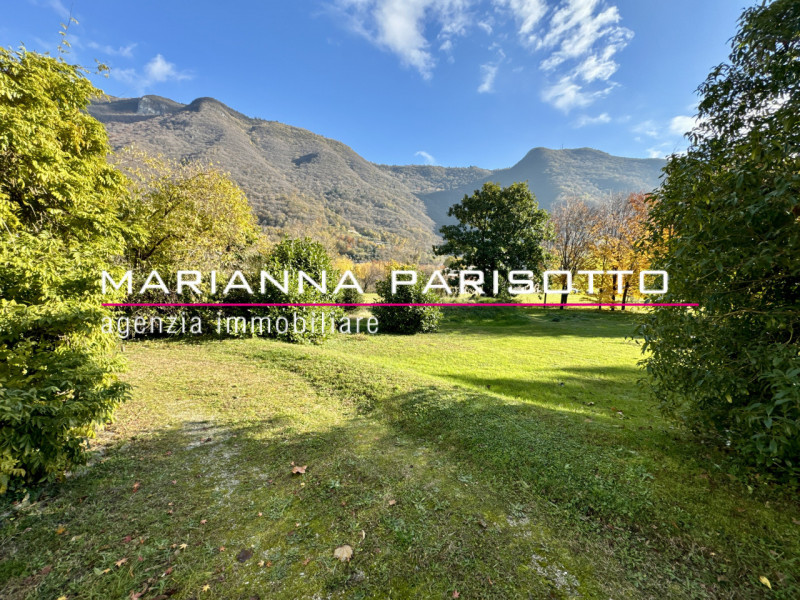 Nel cuore pulsante di Solagna, proponiamo in vendita un'antica proprietà esclusiva che racconta s...