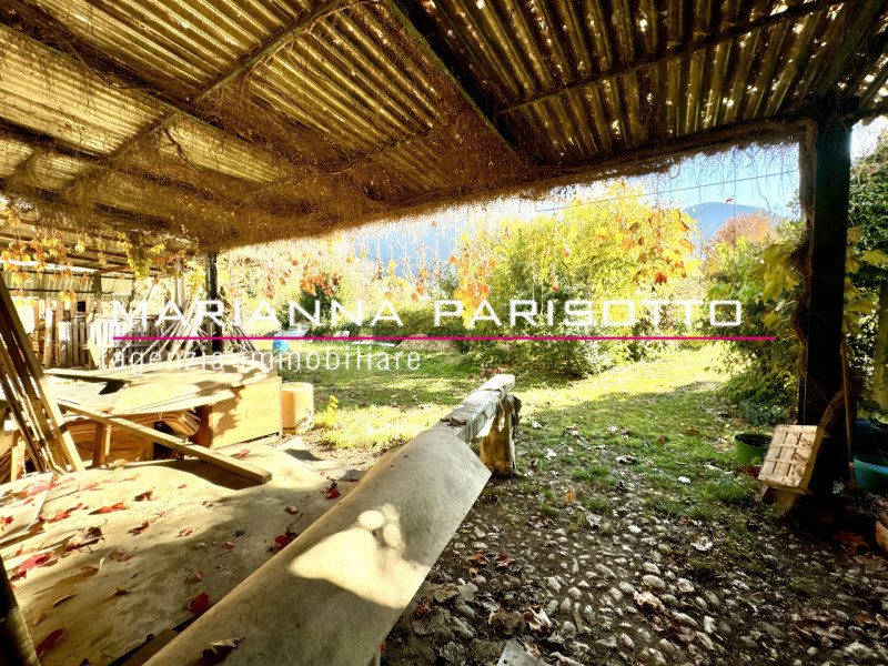 Nel cuore pulsante di Solagna, proponiamo in vendita un'antica proprietà esclusiva che racconta s...