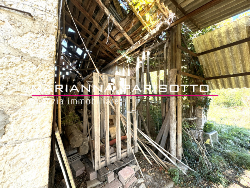 Nel cuore pulsante di Solagna, proponiamo in vendita un'antica proprietà esclusiva che racconta s...