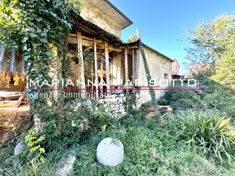 Nel cuore pulsante di Solagna, proponiamo in vendita un'antica proprietà esclusiva che racconta s...