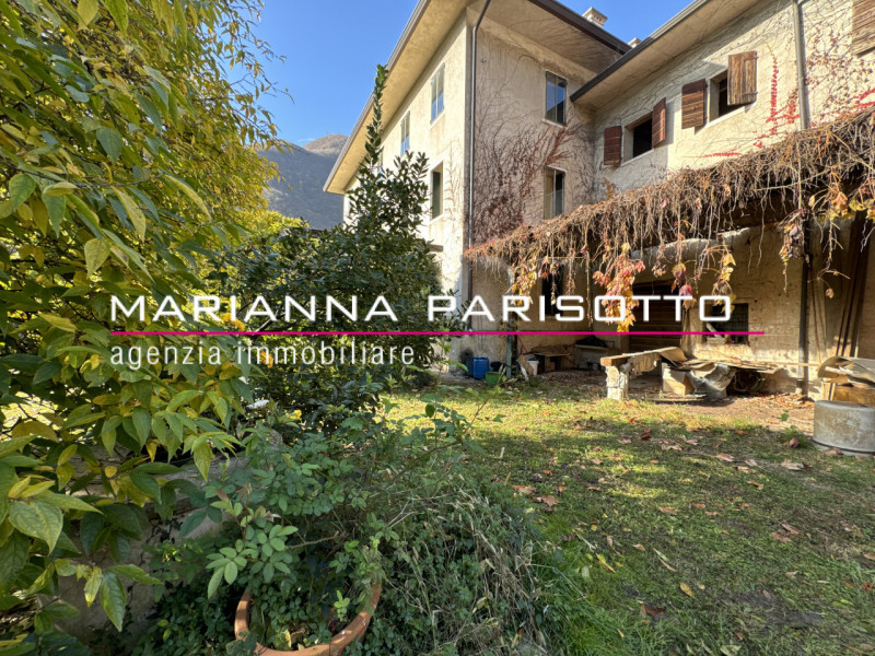 Nel cuore pulsante di Solagna, proponiamo in vendita un'antica proprietà esclusiva che racconta s...