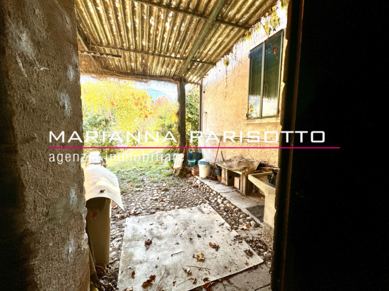 Nel cuore pulsante di Solagna, proponiamo in vendita un'antica proprietà esclusiva che racconta s...