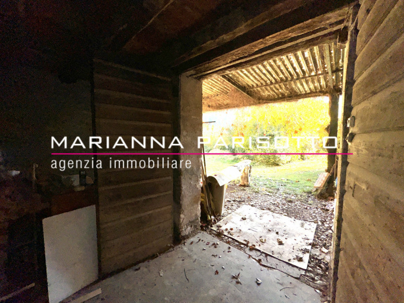 Nel cuore pulsante di Solagna, proponiamo in vendita un'antica proprietà esclusiva che racconta s...