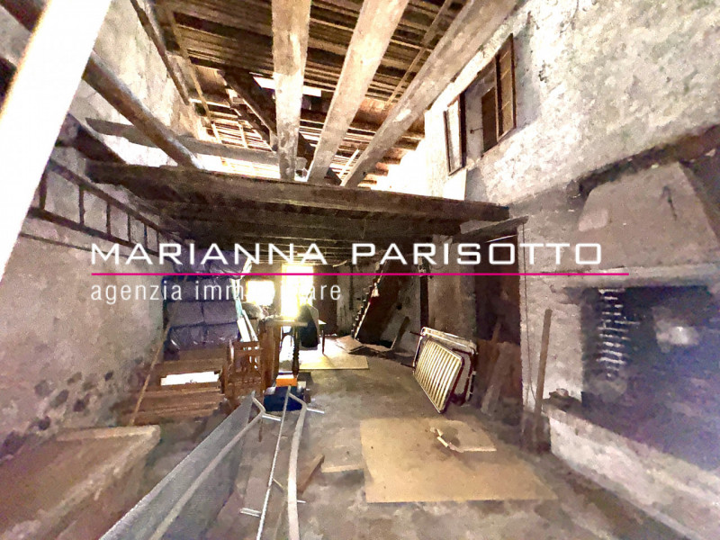 Nel cuore pulsante di Solagna, proponiamo in vendita un'antica proprietà esclusiva che racconta s...