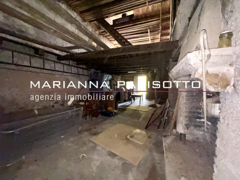 Nel cuore pulsante di Solagna, proponiamo in vendita un'antica proprietà esclusiva che racconta s...