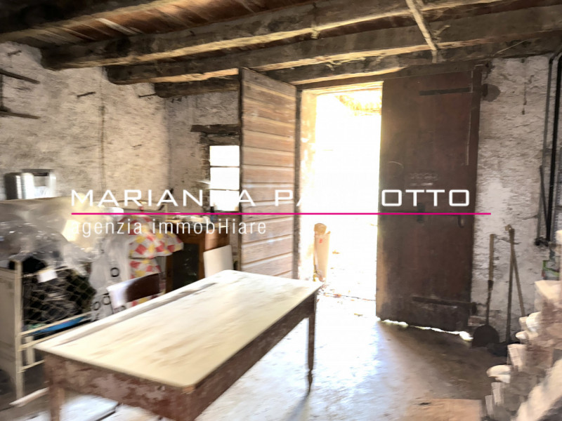 Nel cuore pulsante di Solagna, proponiamo in vendita un'antica proprietà esclusiva che racconta s...