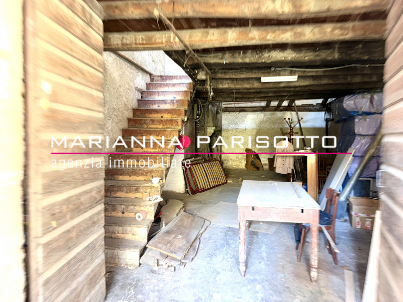 Nel cuore pulsante di Solagna, proponiamo in vendita un'antica proprietà esclusiva che racconta s...