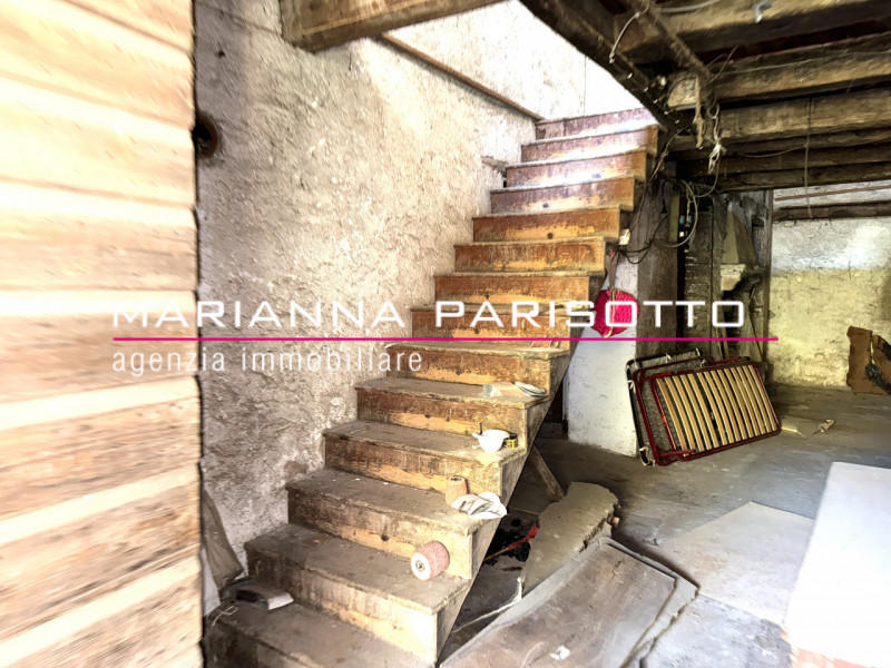 Nel cuore pulsante di Solagna, proponiamo in vendita un'antica proprietà esclusiva che racconta s...