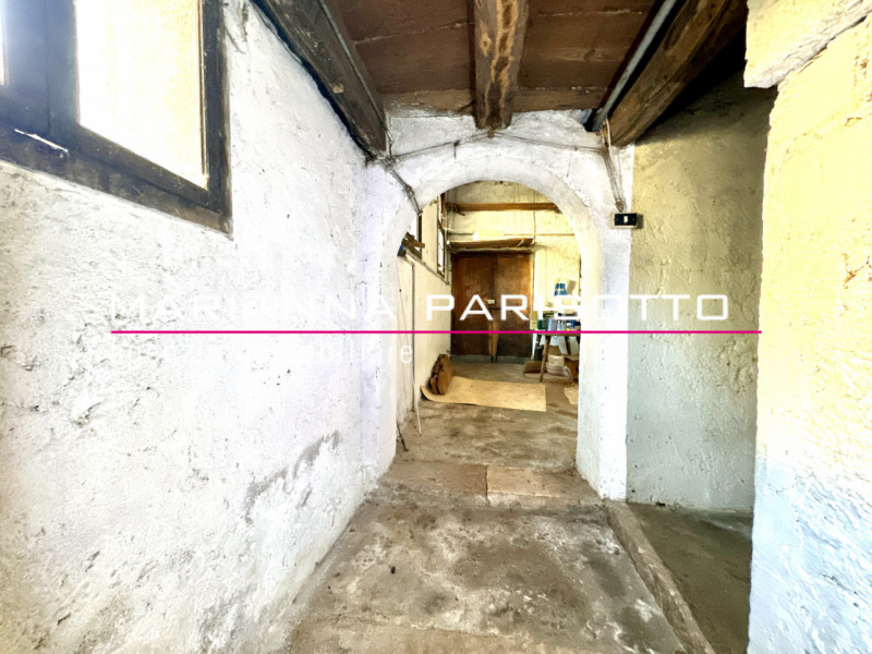 Nel cuore pulsante di Solagna, proponiamo in vendita un'antica proprietà esclusiva che racconta s...