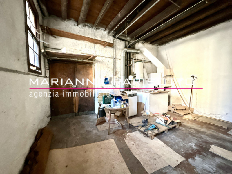 Nel cuore pulsante di Solagna, proponiamo in vendita un'antica proprietà esclusiva che racconta s...