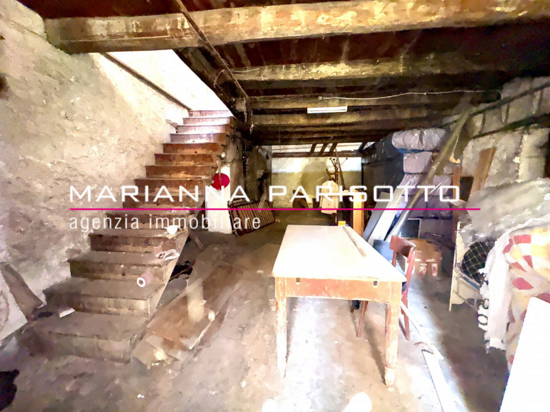 Nel cuore pulsante di Solagna, proponiamo in vendita un'antica proprietà esclusiva che racconta s...