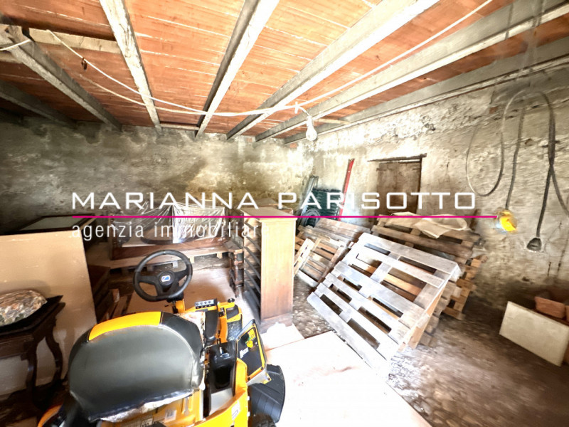 Nel cuore pulsante di Solagna, proponiamo in vendita un'antica proprietà esclusiva che racconta s...