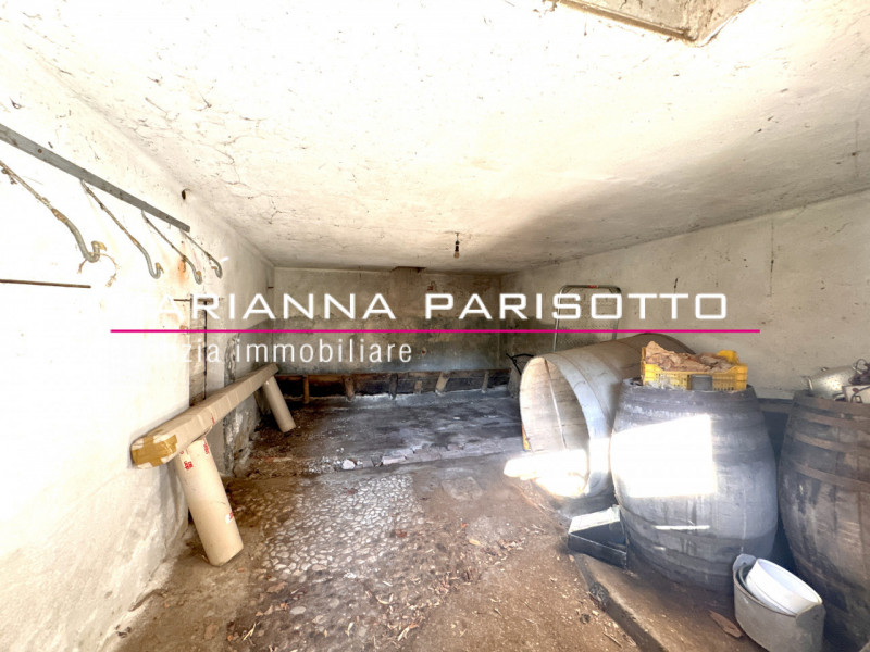 Nel cuore pulsante di Solagna, proponiamo in vendita un'antica proprietà esclusiva che racconta s...