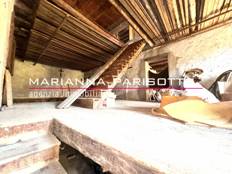 Nel cuore pulsante di Solagna, proponiamo in vendita un'antica proprietà esclusiva che racconta s...