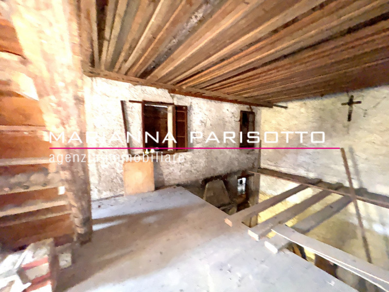 Nel cuore pulsante di Solagna, proponiamo in vendita un'antica proprietà esclusiva che racconta s...